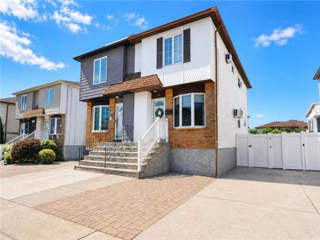  3 BR,  2.00 BTH &nbsp;Single family style home in Midland Beach