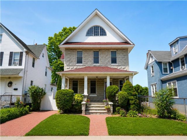  3 BR,  3.00 BTH &nbsp;Single family style home in New Dorp