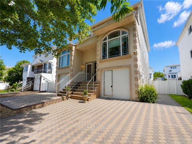  3 BR,  3.00 BTH &nbsp;Single family style home in Bergen Beach