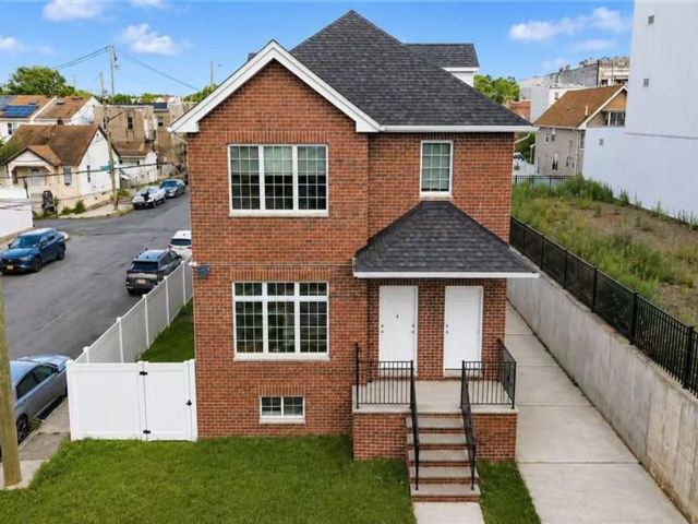  6 BR,  0.00 BTH &nbsp;Multi-family style home in New Brighton
