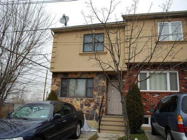  3 BR,  2.00 BTH &nbsp;Single family style home in Great Kill