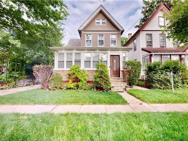  4 BR,  3.50 BTH &nbsp;Single family style home in Port Richmond