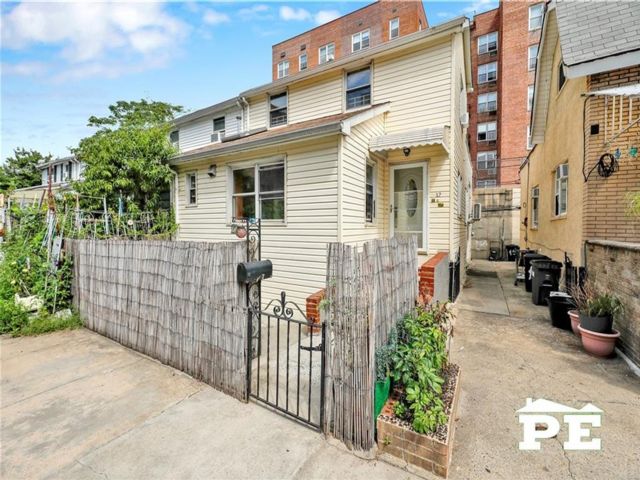  3 BR,  4.00 BTH &nbsp;Multi-family style home in Sheepshead Bay