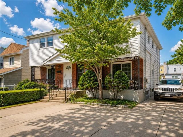  3 BR,  3.00 BTH &nbsp;Single family style home in Bergen Beach