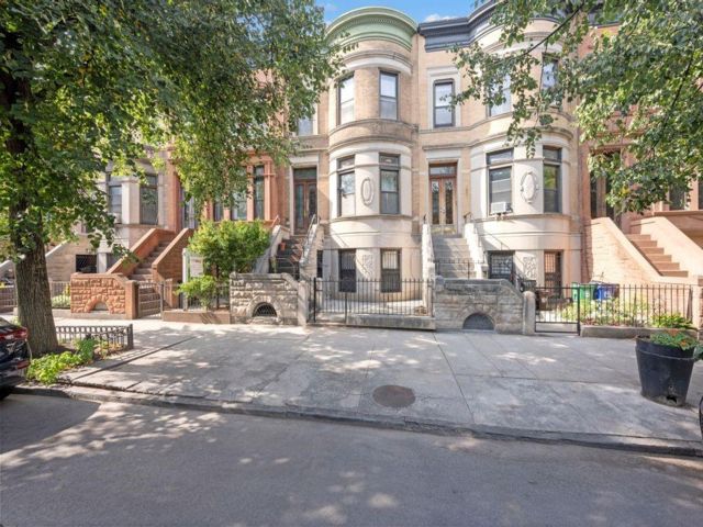  3 BR,  2.00 BTH &nbsp;Single family style home in Lefferts Garden