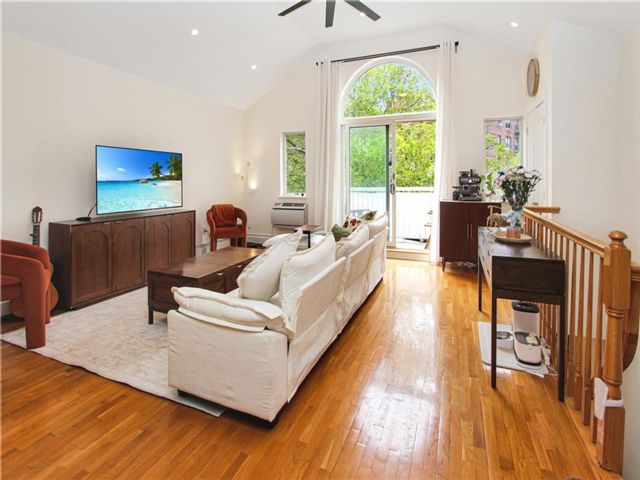 3 BR,  2.00 BTH &nbsp;Condominium style home in Marine Park