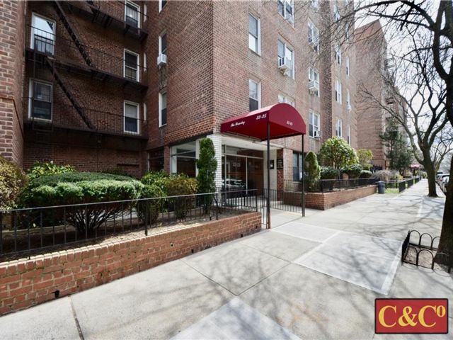  1 BR,  1.00 BTH &nbsp;Co-op style home in Jackson Heights