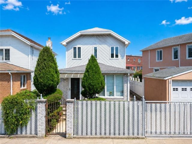  3 BR,  2.00 BTH &nbsp;Single family style home in Mill Basin