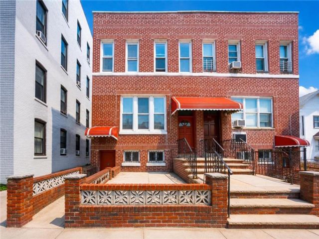  7 BR,  5.00 BTH &nbsp;Multi-family style home in Gravesend