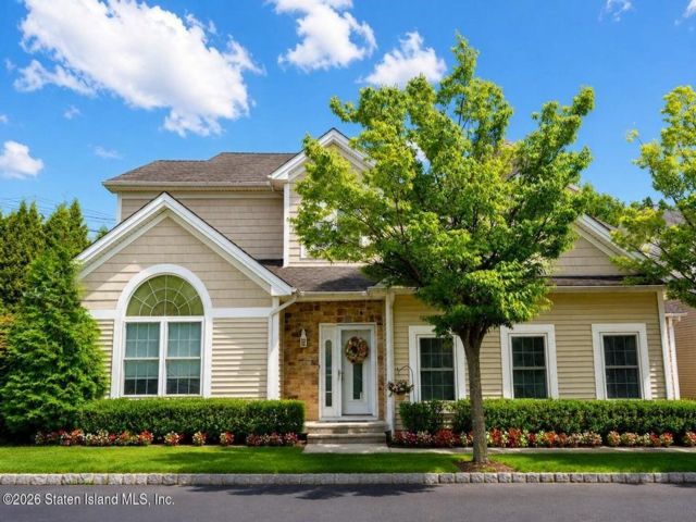  3 BR,  3.00 BTH &nbsp;Single family style home in Castleton Corner