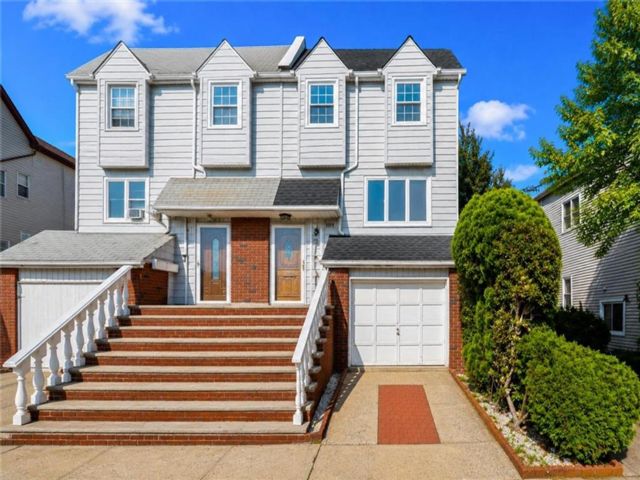 3 BR,  4.00 BTH &nbsp;Single family style home in Sunnyside