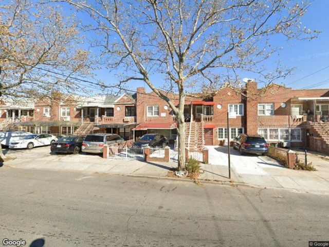  5 BR,  3.00 BTH &nbsp;2 story style home in Brooklyn