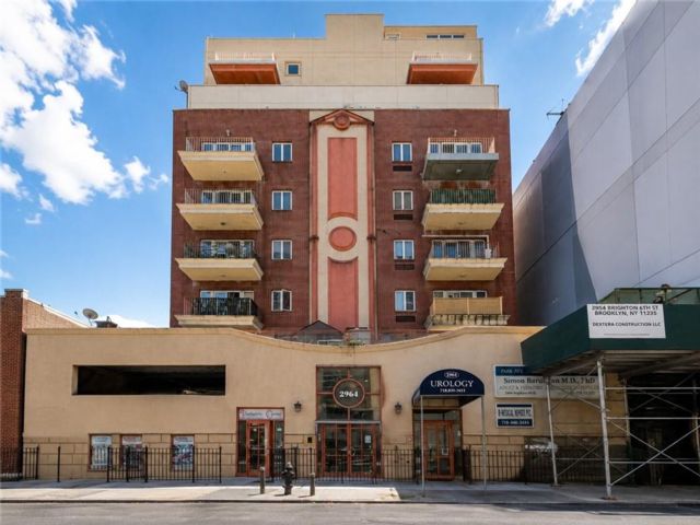  3 BR,  2.00 BTH &nbsp;Condominium style home in Brighton Beach