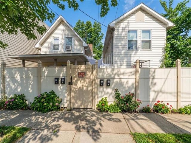  6 BR,  6.00 BTH &nbsp;Multi-family style home in Midland Beach