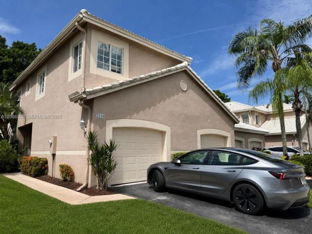  4 BR,  2.50 BTH &nbsp;Townhouse style home in Weston