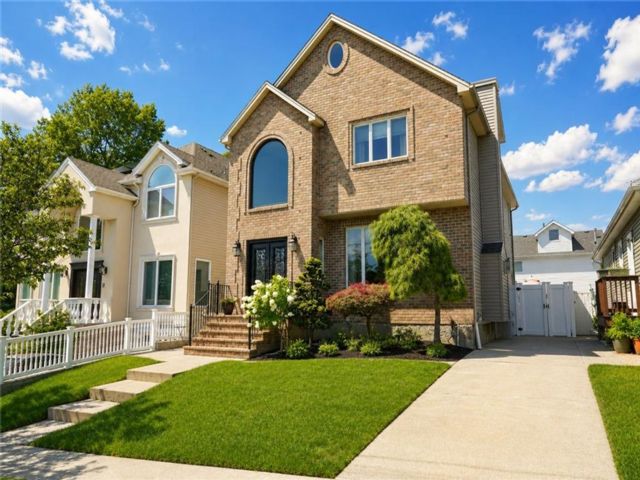  5 BR,  4.00 BTH &nbsp;Single family style home in Annadale