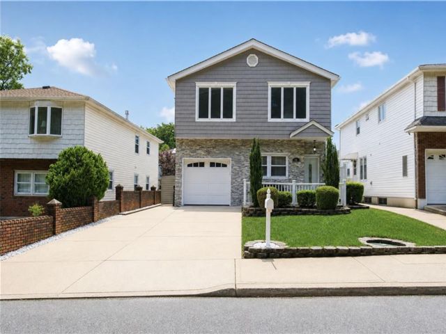  4 BR,  4.00 BTH &nbsp;Multi-family style home in Annadale