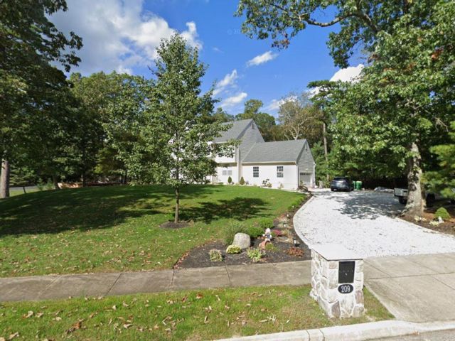  3 BR,  2.50 BTH &nbsp;Colonial style home in Cream Ridge