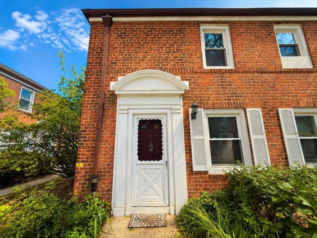  2 BR,  1.50 BTH &nbsp;Co-op style home in Briarwood