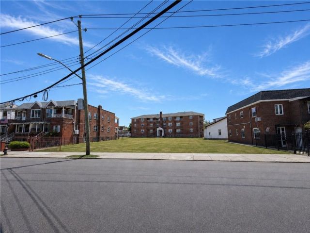 Lot <b>Size:</b>  &nbsp;Land style home in Sheepshead Bay