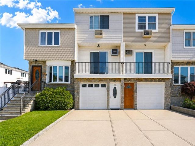  3 BR,  2.00 BTH &nbsp;Single family style home in Arden Heights