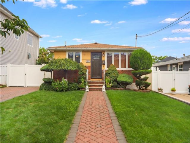  3 BR,  1.00 BTH &nbsp;Single family style home in Huguenot