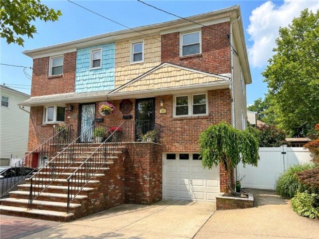  3 BR,  2.00 BTH &nbsp;Single family style home in Oakwood