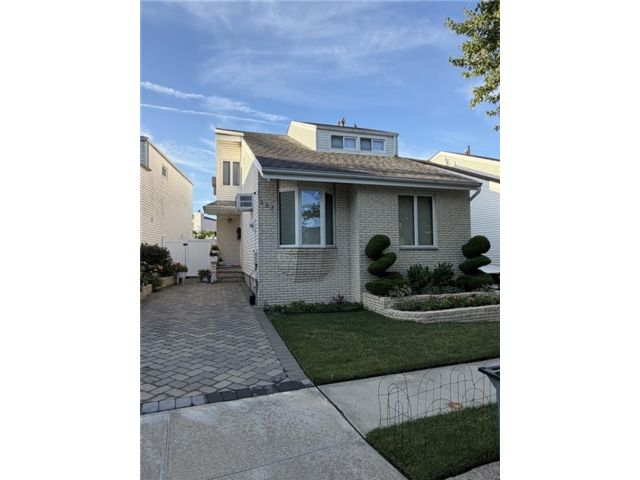 3 BR,  3.00 BTH &nbsp;Single family style home in Arden Heights