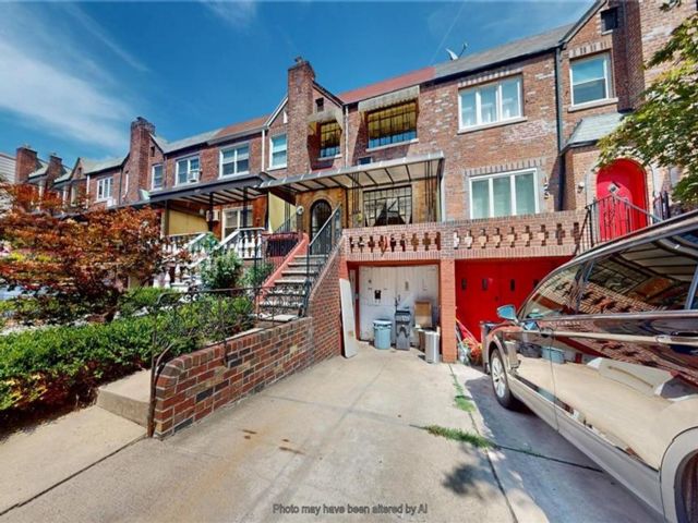  3 BR,  2.00 BTH &nbsp;Single family style home in Windsor Terrace