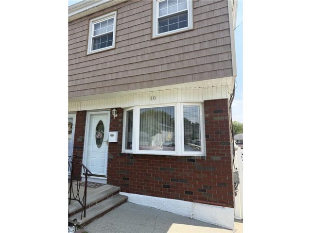  3 BR,  2.00 BTH &nbsp;Single family style home in Bay Terrace