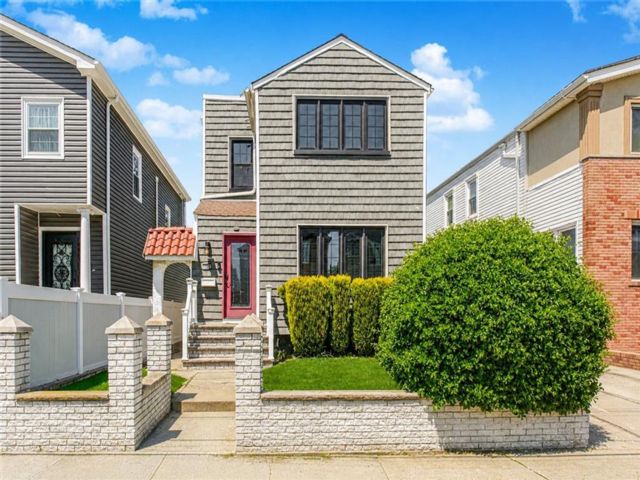  3 BR,  3.00 BTH &nbsp;Single family style home in Laurelton