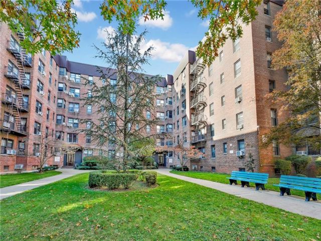  1 BR,  1.00 BTH &nbsp;Co-op style home in Marine Park