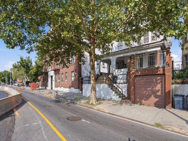  5 BR,  3.00 BTH &nbsp;Single family style home in Bay Ridge