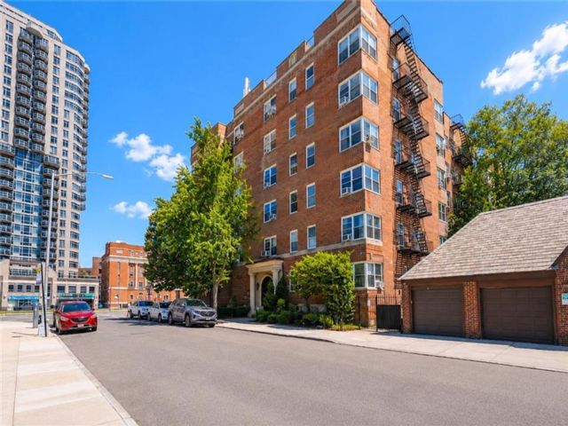  2 BR,  1.00 BTH &nbsp;Co-op style home in Forest Hills