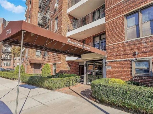  2 BR,  1.00 BTH &nbsp;Co-op style home in Bay Ridge