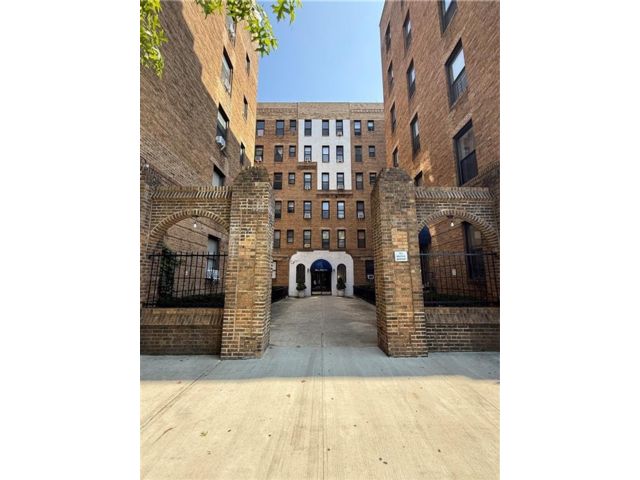  1 BR,  1.00 BTH &nbsp;Co-op style home in Bay Ridge