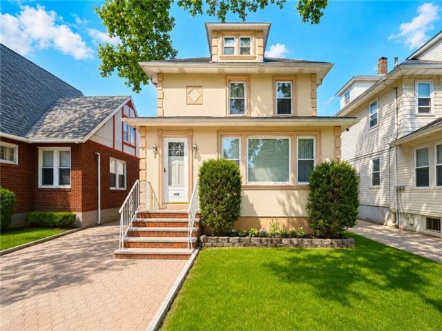  5 BR,  3.00 BTH &nbsp;Single family style home in New Dorp
