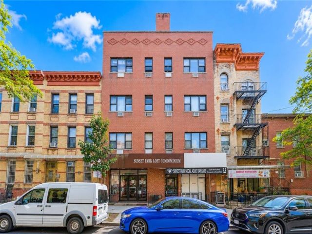  2 BR,  1.00 BTH &nbsp;Condominium style home in Sunset Park