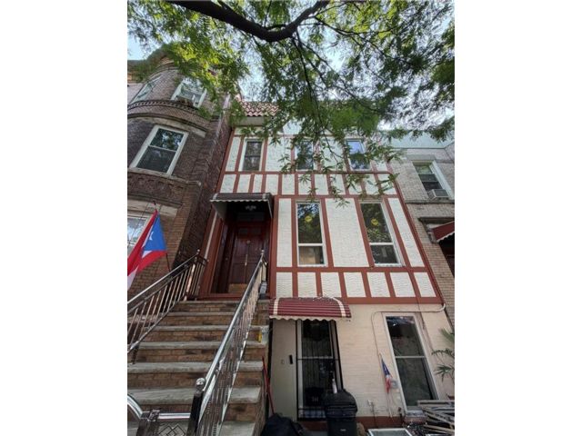  3 BR,  3.00 BTH &nbsp;Multi-family style home in Sunset Park