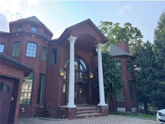  7 BR,  5.00 BTH &nbsp;Single family style home in West Brighton