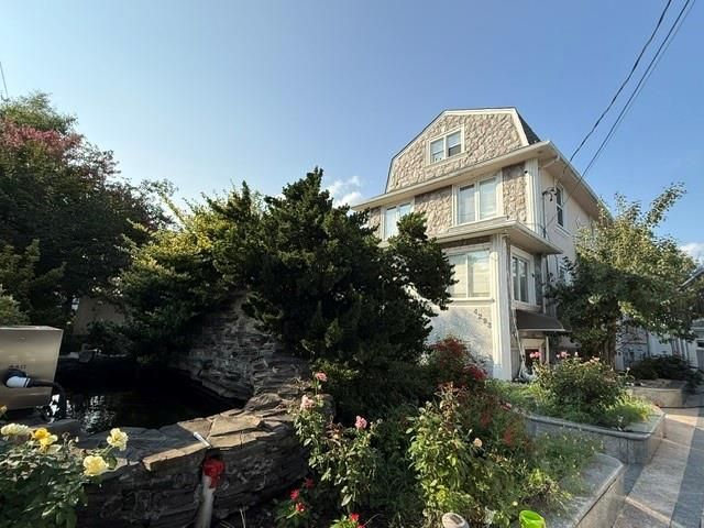  5 BR,  3.00 BTH &nbsp;Single family style home in Eltingville