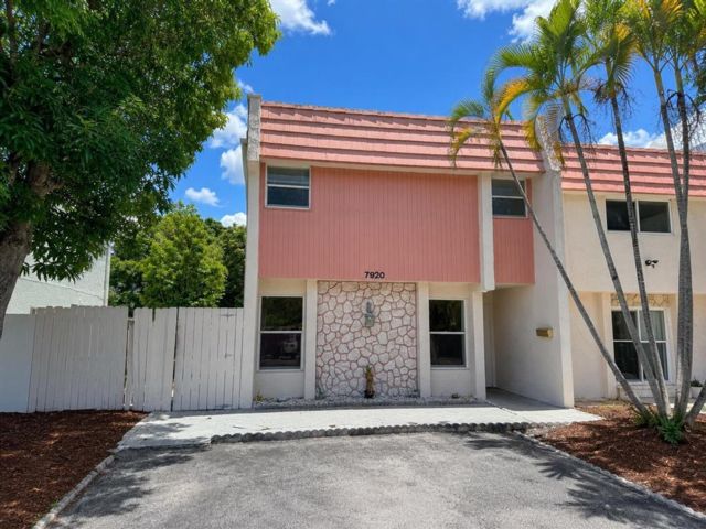  3 BR,  2.50 BTH &nbsp;Townhouse style home in North Lauderdale