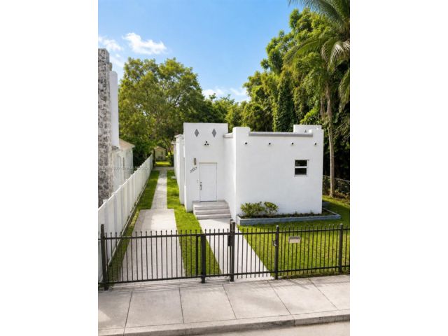  4 BR,  2.00 BTH &nbsp; style home in El Portal