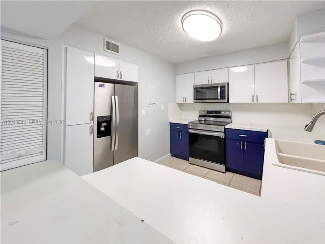  3 BR,  2.00 BTH &nbsp;Condo style home in Miami