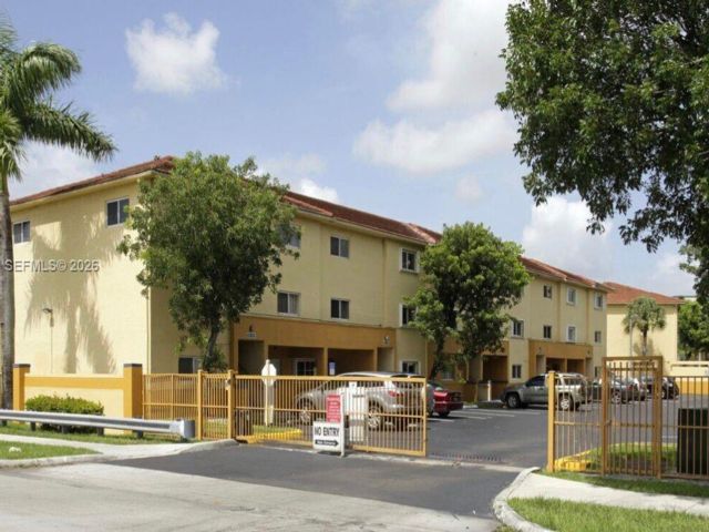  3 BR,  2.50 BTH &nbsp;Condo style home in Miami