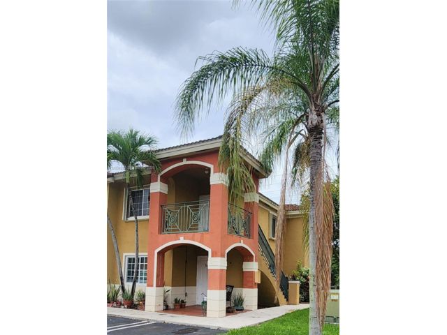  3 BR,  2.00 BTH &nbsp;Townhouse style home in Miami