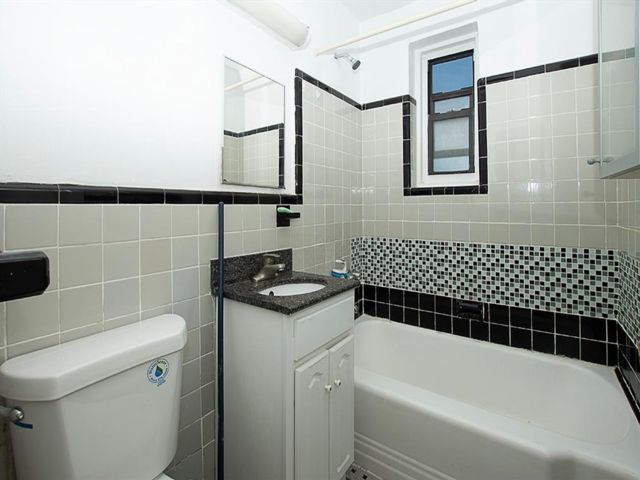  1 BR,  1.00 BTH &nbsp;Co-op style home in Midwood