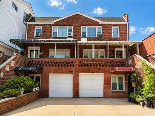  6 BR,  3.00 BTH &nbsp;Multi-family style home in Midwood