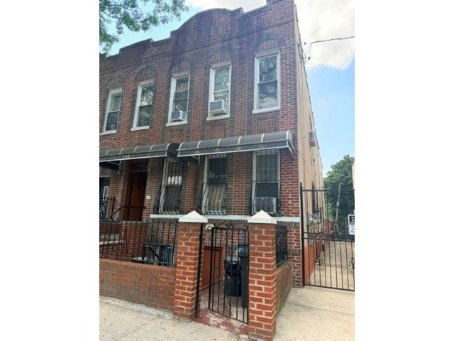  7 BR,  4.00 BTH &nbsp;Multi-family style home in Brownsville