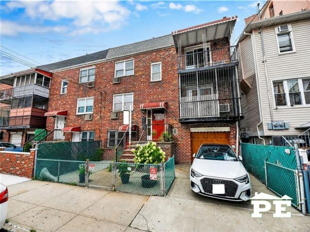  6 BR,  5.00 BTH &nbsp;Multi-family style home in Brighton Beach